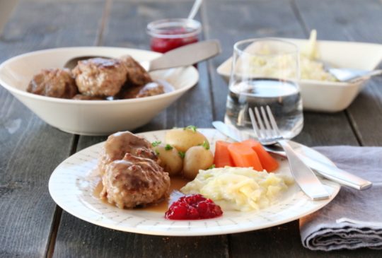 Image: MAMMAS KJØTTKAKER MED BRUN SAUS OG KÅLSTUING