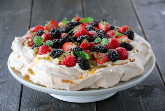 Image: PAVLOVA MED BÆR, HONNINGKREM OG PASJONSFRUKTSAUS