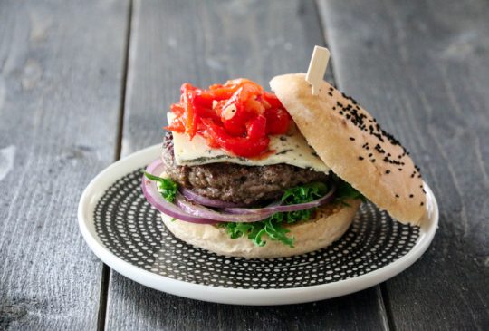 Image: HAMBURGER MED PAPRIKASALSA OG BLÅMUGGOST