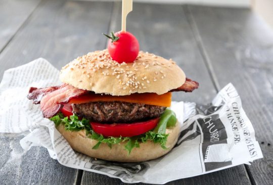 Image: HAMBURGER MED BACON, CHEDDAR OG TOMAT