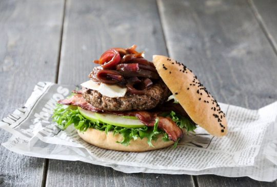 Image: HAMBURGER MED EPLE, BACON, BRIE OG RØDLØKSKOMPOTT