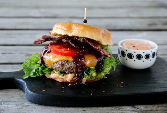 Image: BURGER MED BACON OG CHILIMAJONES