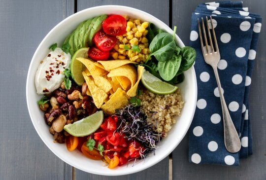 Image: TACO-BOWL MED «SPICY» BØNNER, TOMATSALSA OG LIMERØMME