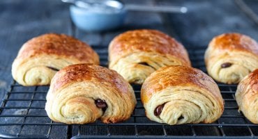 Image: PAIN AU CHOCOLAT – SJOKOLADECROISSANTER