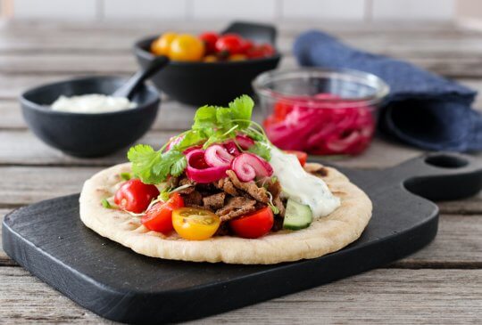 Image: LAMMEKEBAB MED SYLTET RØDLØK OG MYNTEYOGHURT