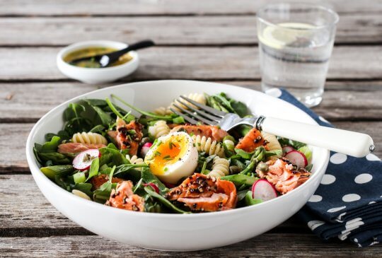 Image: PASTASALAT MED VARMRØKT LAKS & SITRONVINAIGRETTE