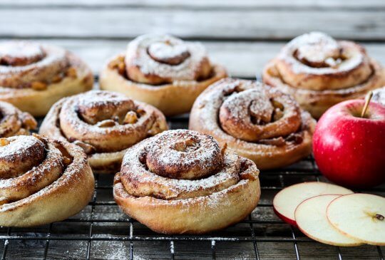 Image: KANELBOLLER MED KARAMELLISERTE EPLER