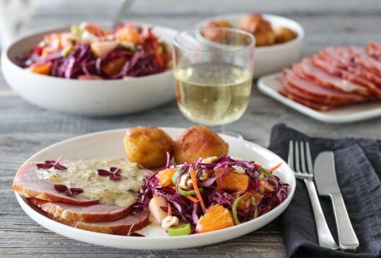 Image: RØKT JULESKINKE MED SENNEPSAUS OG APPELSINSALAT