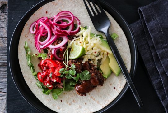 Image: PULLED BEEF-TACO MED PICO DE GALLO & SYLTET LØK