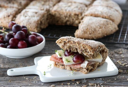 Image: ELTEFRITT GROVT LANGPANNEBRØD MED FRØ OG KJERNER