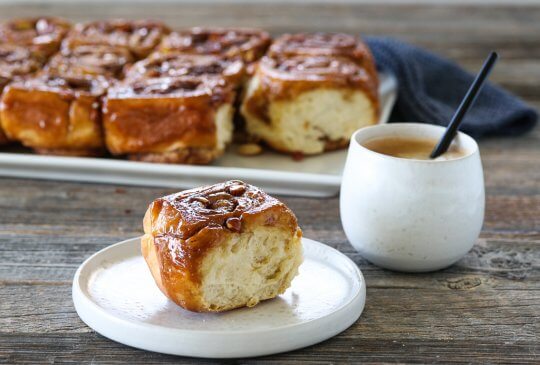 Image: KARAMELLSNURRER – «STICKY BUNS»