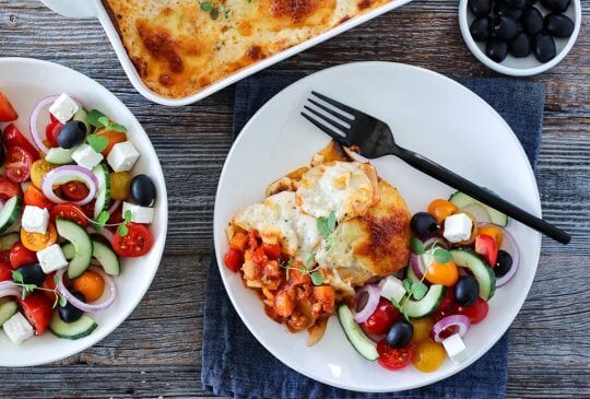 Image: VEGETARISK MOUSSAKA MED GRESK SALAT