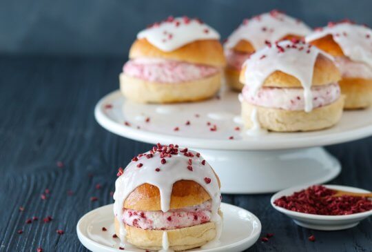 Image: FASTELAVNSBOLLER MED BRINGEBÆRKREM OG MELISGLASUR