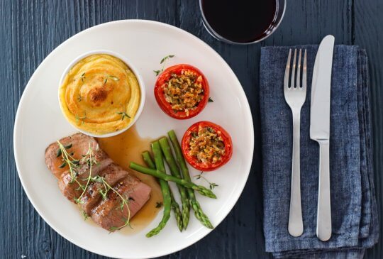 Image: LAMMEFILET MED TIMIANSJY, BAKTE TOMATER OG GRATINERT POTETMOS