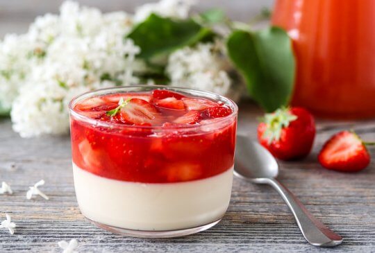 Image: PANNA COTTA MED RABARBRASUPPE OG JORDBÆR