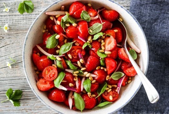 Image: JORDBÆR- OG TOMATSALAT MED CHILI