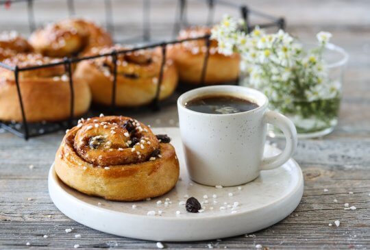 Image: KANELBOLLER MED ROSINER