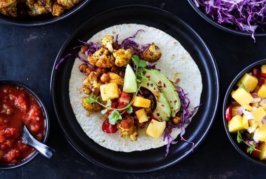 Image: BLOMKÅLTACO MED KIKERTER OG MANGOSALAT