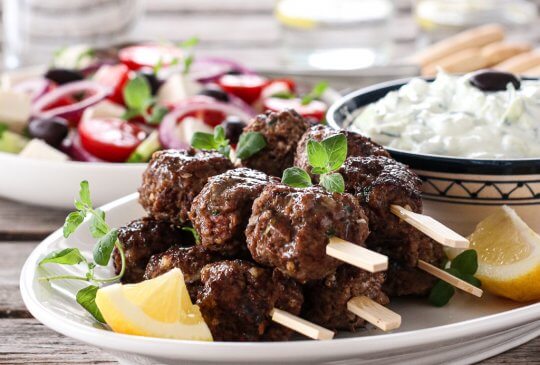 Image: GRESKE KJØTTBOLLER MED TZATZIKI OG TOMATSALAT