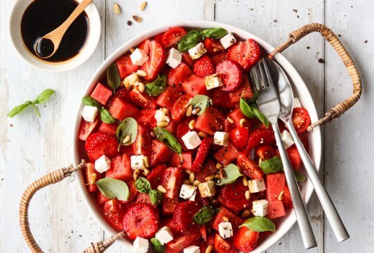 Image: SALAT MED MELON, JORDBÆR, TOMAT OG FETA