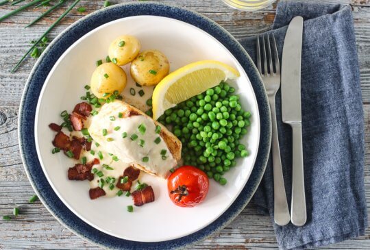 Image: TORSK MED BACON, ERTER OG SITRONSAUS