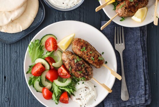 Image: LAMMEKEBAB MED YOGHURTDRESSING OG PITA