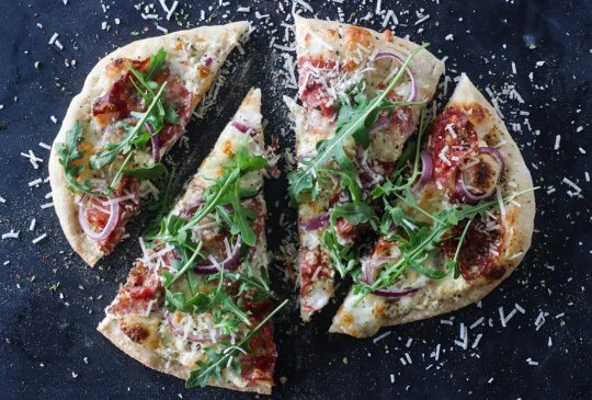 Image: HVIT PIZZA MED ITALIENSK SALAMI OG RØDLØK