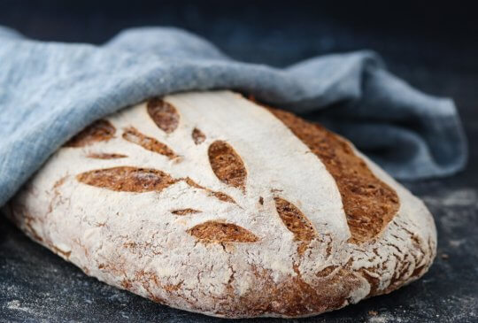 Image: GROVT SURDEIGSBRØD MED FRØ OG KJERNER