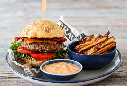 Image: HAMBURGER MED BACON, CHEDDAR OG BURGERDRESSING