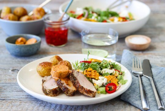 Image: GRILLET SVINEFILET MED CHILISMØR OG MAISSALAT