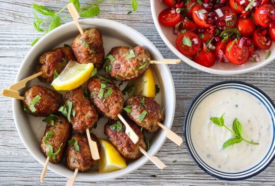 Image: LAMMEKJØTTBOLLER MED TOMATSALAT OG MYNTEYOGHURT