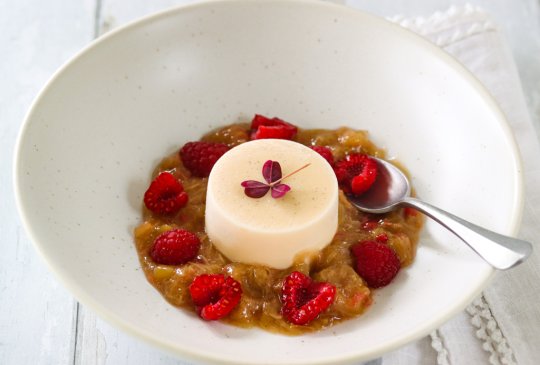 Image: PANNA COTTA MED RABARBRA- OG BRINGEBÆRKOMPOTT