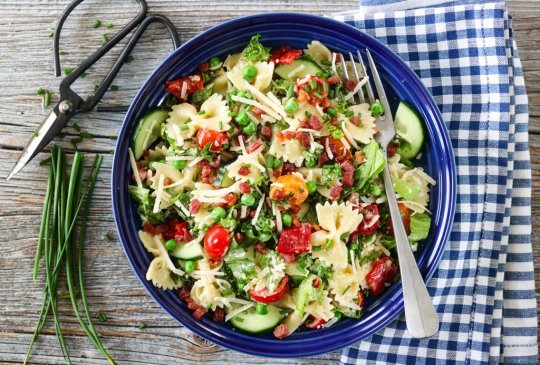 Image: BLT PASTASALAT – MED BACON, TOMATER OG SITRONDRESSING