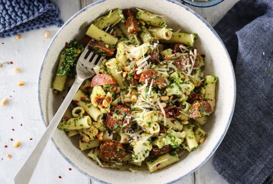 Image: PASTA MED OVNSBAKT BLOMKÅL, CHORIZO OG GRØNNKÅLPESTO