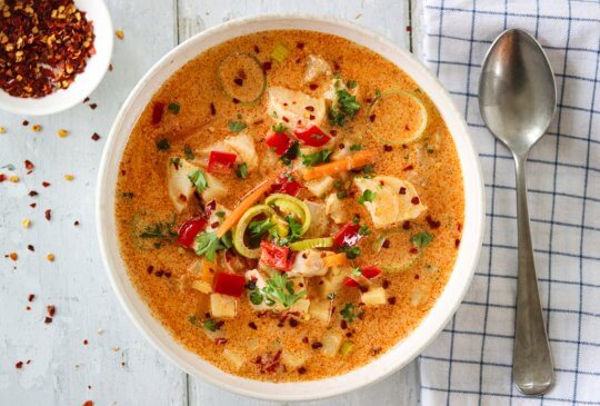 Image: KREMET FISKESUPPE MED RØD PESTO OG ROTGRØNNSAKER