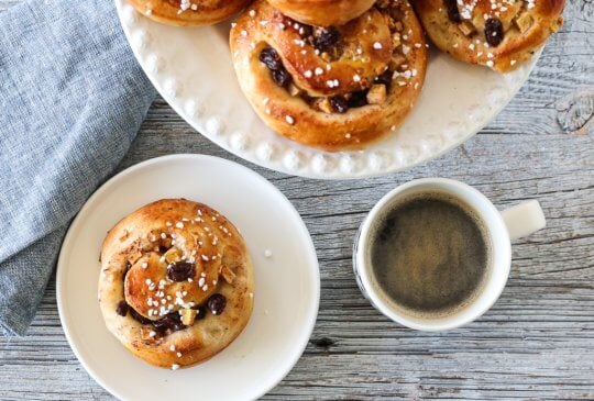 Image: KANELBOLLER MED EPLE OG ROSINER