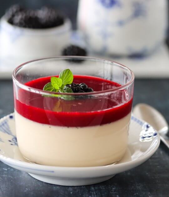 Image: PANNA COTTA MED BRINGEBÆRSAUS