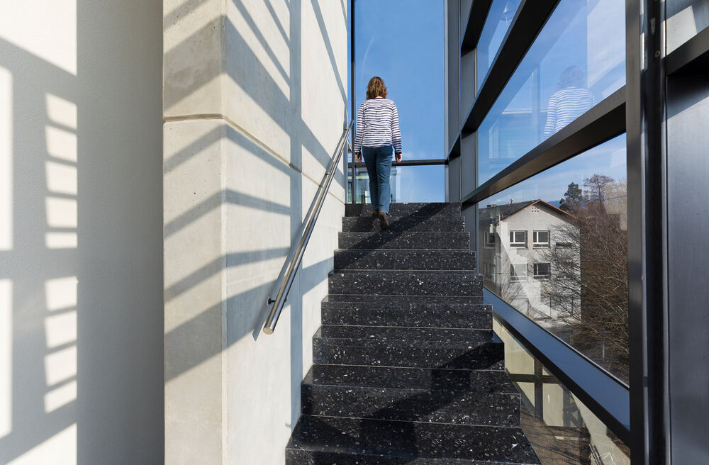 Eine Frau läuft eine Treppe hoch.