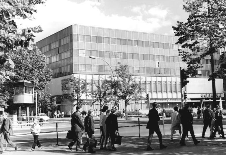 File:Bundesarchiv Bild 183-L1124-0301, Berlin, "Lindencorso".jpg