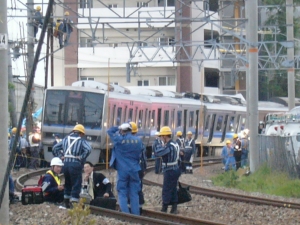 脱線した207系電車（塚口側）