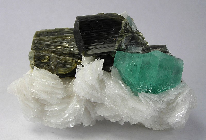 File:Albite-Fluorite-jmix08-19a.jpg