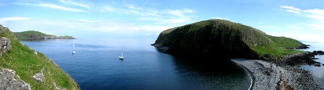 Panoramablick von Garbh Eilean auf den Tombolo und Eilean an Taighe (rechts) Eilean Mhuire (links)