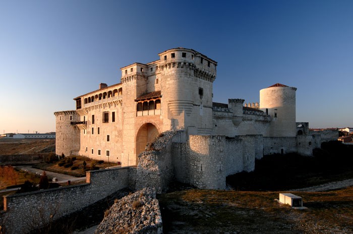 File:Vista en ángulo del castillo de Cuéllar.jpg