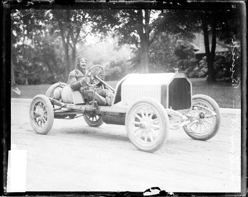 File:Louis Chevrolet in a Buick s055205.jpg