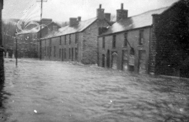 Llifogydd yn y pentref yn Rhagfyr 1912