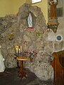 La grotte de Lourdes aménagée dans l'église.