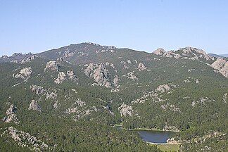 Blick auf die Nordostseite des Black Elk Peak, im Vordergrund der Horsethief Lake