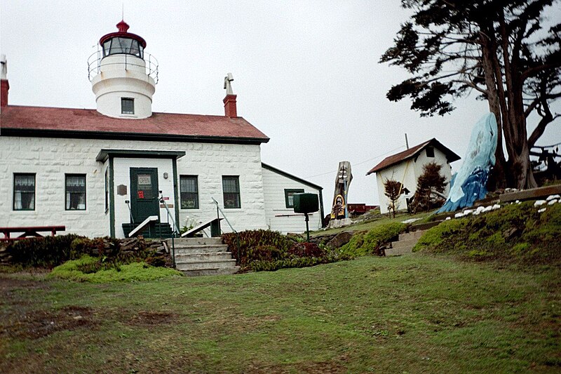 File:Crescent lighthouse.jpg