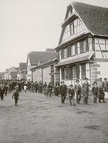 photo en noir et blanc d'un défilé