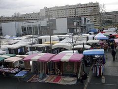 Jour de marché devant les grands ensembles de Bellefontaine à Toulouse.